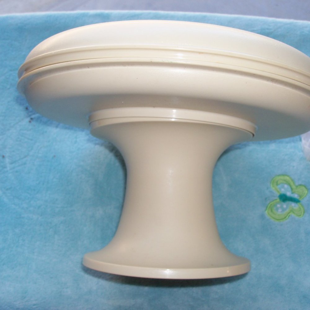 TUPPERWARE PIE KEEPER
